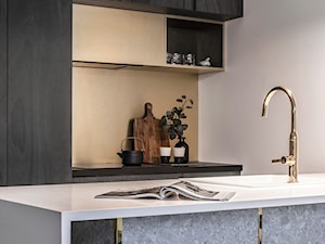 Witolda43 - Mała otwarta z kamiennym blatem brązowa szara z zabudowaną lodówką z nablatowym zlewozmywakiem kuchnia jednorzędowa z wyspą lub półwyspem, styl minimalistyczny - zdjęcie od N'concept