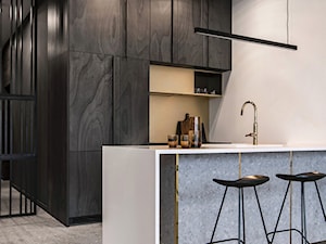 Witolda43 - Mała otwarta z kamiennym blatem szara z zabudowaną lodówką z nablatowym zlewozmywakiem kuchnia dwurzędowa, styl minimalistyczny - zdjęcie od N'concept