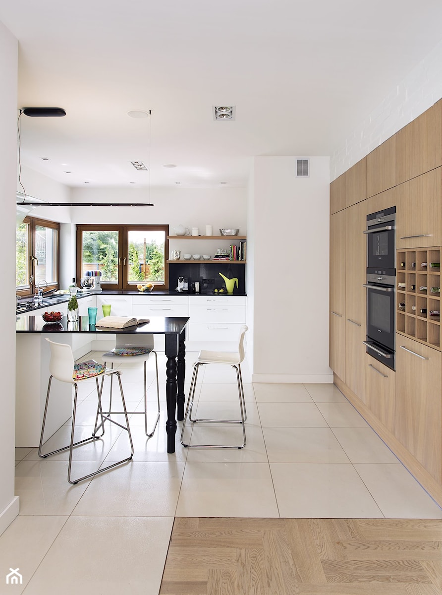 Dom wypełniony sztuką - Duża otwarta biała z zabudowaną lodówką kuchnia w kształcie litery g, styl nowoczesny - zdjęcie od Architekt wnętrz Maria Jachalska