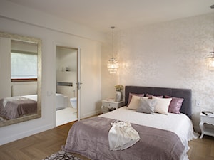 Dom wypełniony sztuką - Duża beżowa biała sypialnia z łazienką, styl glamour - zdjęcie od Architekt wnętrz Maria Jachalska