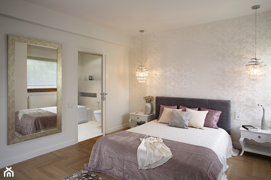 Dom wypełniony sztuką - Duża beżowa biała sypialnia z łazienką, styl glamour - zdjęcie od Maria Jachalska