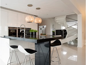 Dom na wysoki połysk - Duża otwarta biała z zabudowaną lodówką kuchnia jednorzędowa z wyspą lub półwyspem, styl nowoczesny - zdjęcie od Architekt wnętrz Maria Jachalska