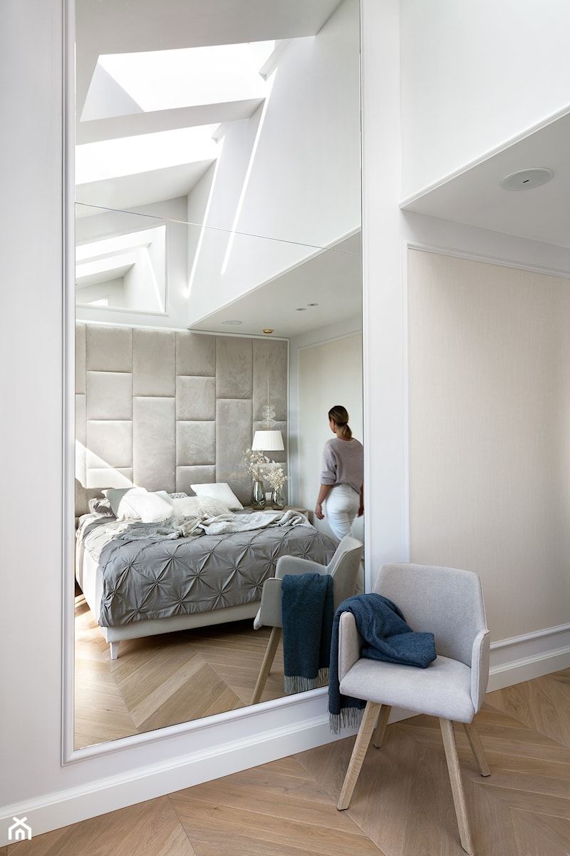 Apartament dwupoziomowy z antresolą - Sypialnia, styl glamour - zdjęcie od Architekt wnętrz Maria Jachalska