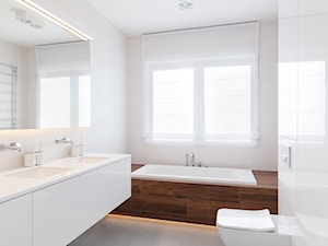 Biała nowoczesna łazienka - zdjęcie od Architekt wnętrz Maria Jachalska