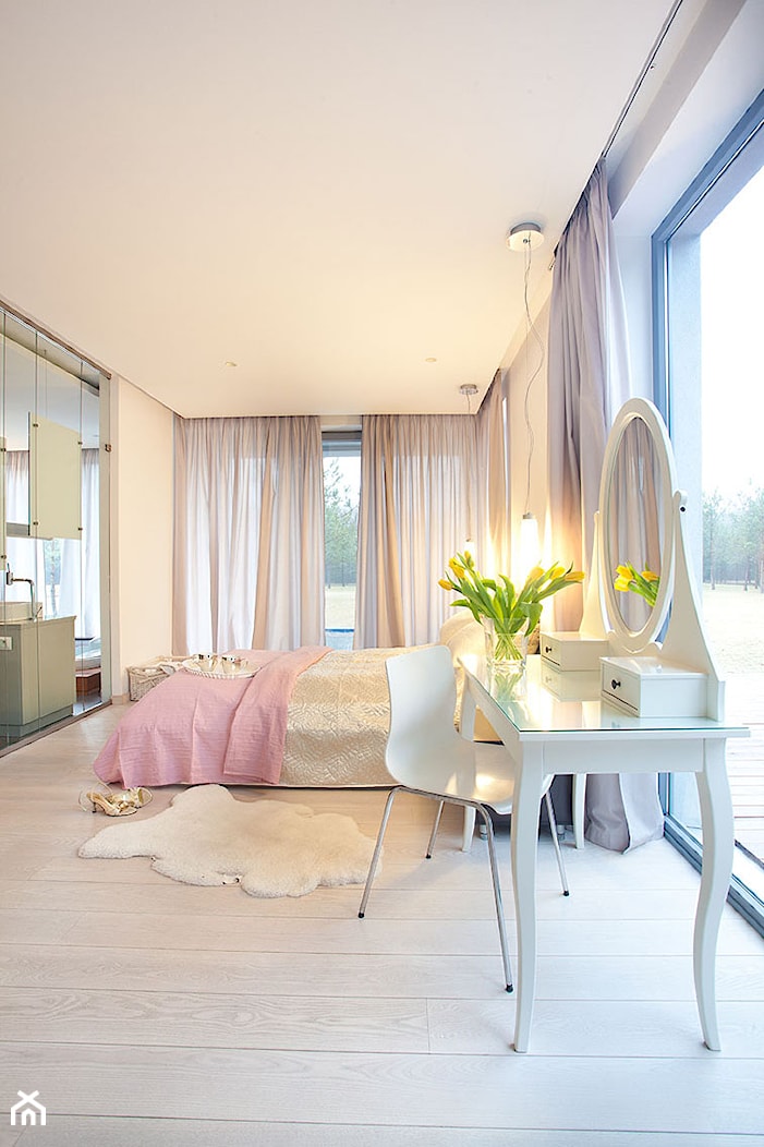 Dom w lesie - Duża biała sypialnia z balkonem / tarasem, styl glamour - zdjęcie od Maria Jachalska - Homebook
