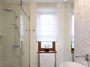 Dom wypełniony sztuką - Mała z lustrem z marmurową podłogą z punktowym oświetleniem łazienka z oknem, styl glamour - zdjęcie od Architekt wnętrz Maria Jachalska