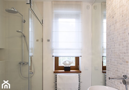 Dom wypełniony sztuką - Mała z lustrem z marmurową podłogą z punktowym oświetleniem łazienka z oknem, styl glamour - zdjęcie od Architekt wnętrz Maria Jachalska