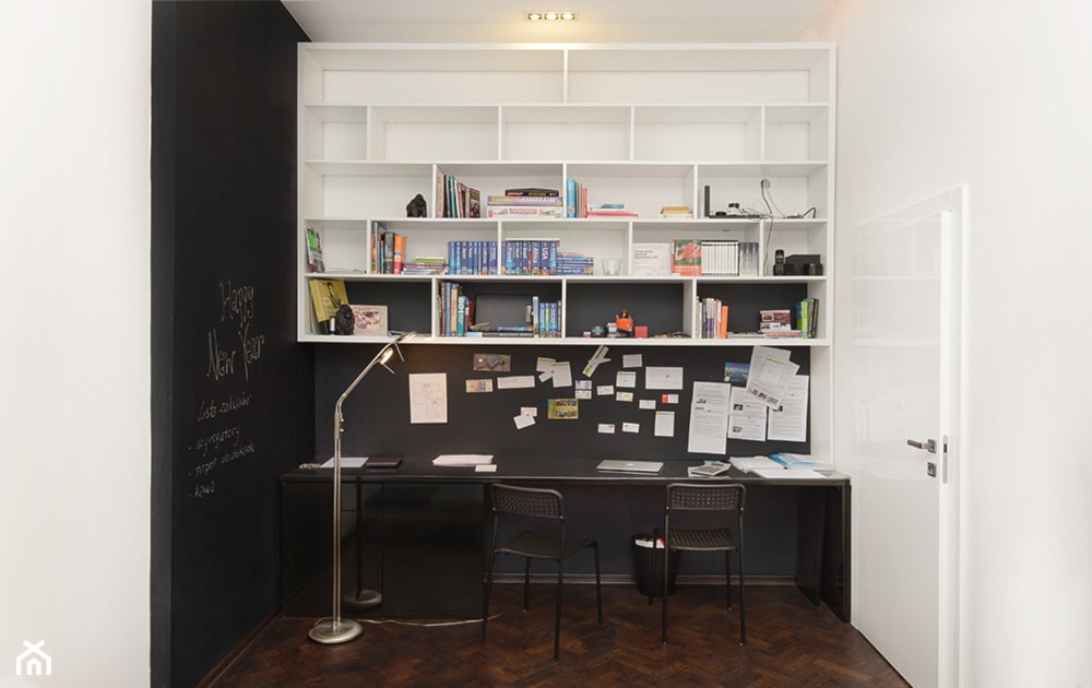 farba tablicowa w domowym biurze, czarne plastikowe krzesła, metalowa lampa podłogowa