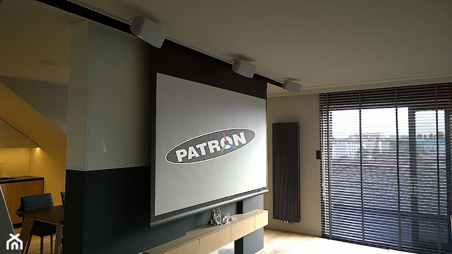 System kina domowego i multiroom. Ekran w zabudowie sufitowej - zdjęcie od Patron - Systemy Audiowizualne - Automatyka - Inteligentny Dom