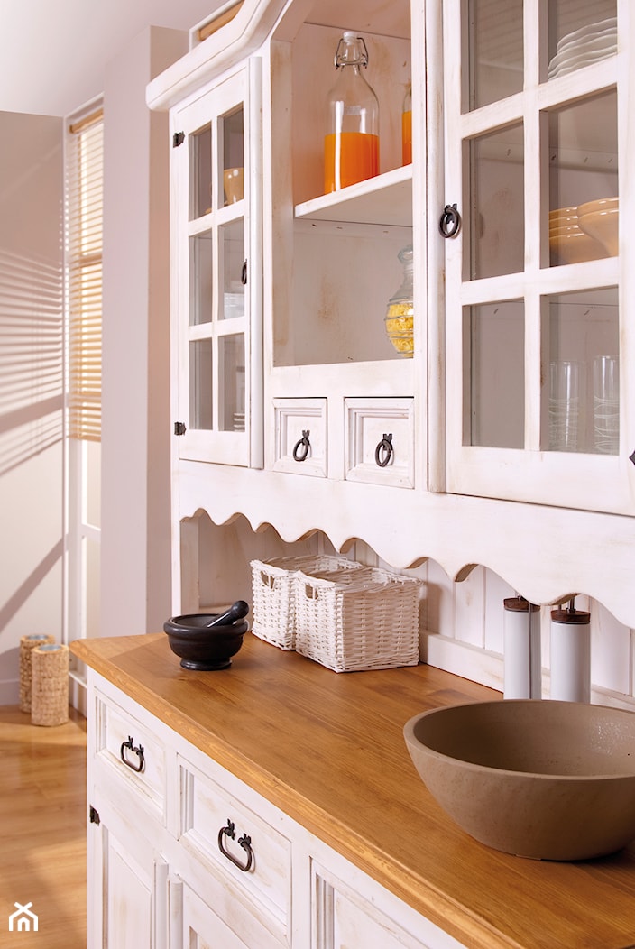 Rustykalna kuchnia - Mała zamknięta szara kuchnia jednorzędowa z oknem, styl rustykalny - zdjęcie od Meble-woskowane - Homebook