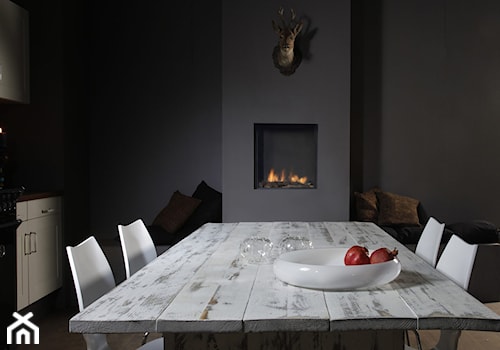 Kominki gazowe Faber - Średnia czarna jadalnia w salonie w kuchni - zdjęcie od Kominki Faber