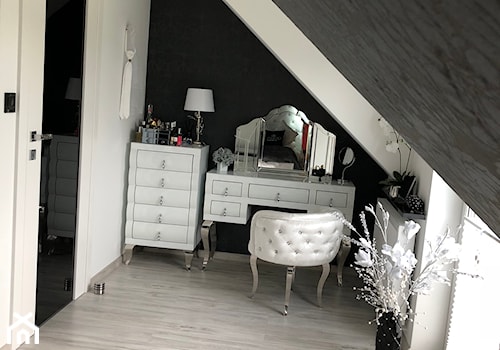 Mała biała czarna sypialnia na poddaszu, styl glamour - zdjęcie od Małgorzata R-a