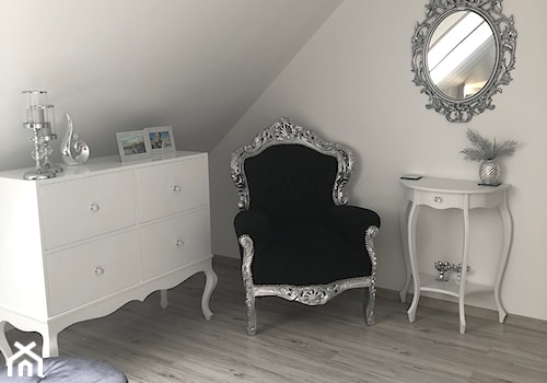 Mała szara sypialnia na poddaszu, styl glamour - zdjęcie od Małgorzata R-a