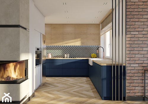 Dom Banino - Średnia otwarta z salonem biała niebieska z zabudowaną lodówką z lodówką wolnostojącą z nablatowym zlewozmywakiem kuchnia z granatowymi frontami w kształcie litery u z oknem, styl nowoczesny - zdjęcie od Inka Studio