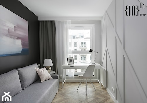 Mieszkanie na wynajem Gdańsk, Stare Miasto - Mała czarna szara z biurkiem sypialnia, styl nowoczesny - zdjęcie od Inka Studio