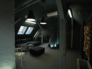 biuro - Duże z sofą czarne biuro, styl industrialny - zdjęcie od musstudio