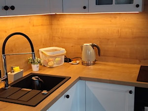 Nowa kuchnia - Mała z zabudowaną lodówką z podblatowym zlewozmywakiem kuchnia w kształcie litery l, styl rustykalny - zdjęcie od apibizuteria