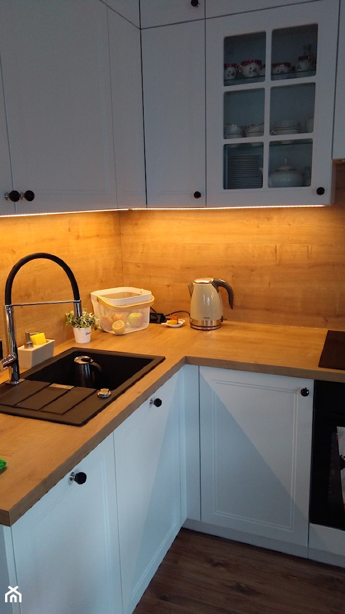 Nowa kuchnia - Mała z zabudowaną lodówką z podblatowym zlewozmywakiem kuchnia w kształcie litery l, styl rustykalny - zdjęcie od apibizuteria