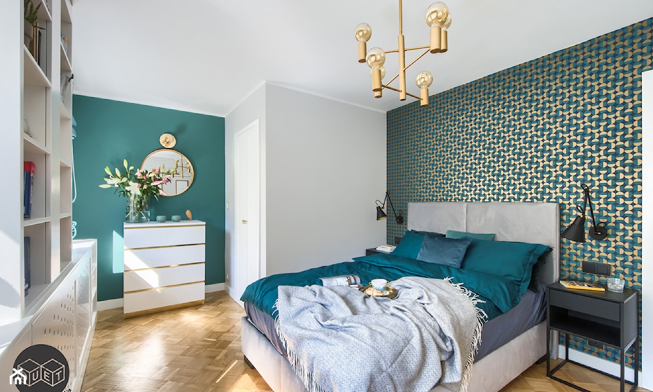 pomysł na ścianę w sypialni - połączenie farby i tapety