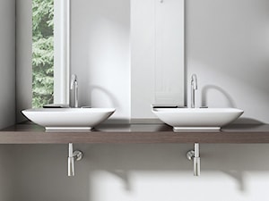 Mała z lustrem z dwoma umywalkami łazienka z oknem, styl minimalistyczny - zdjęcie od domarket