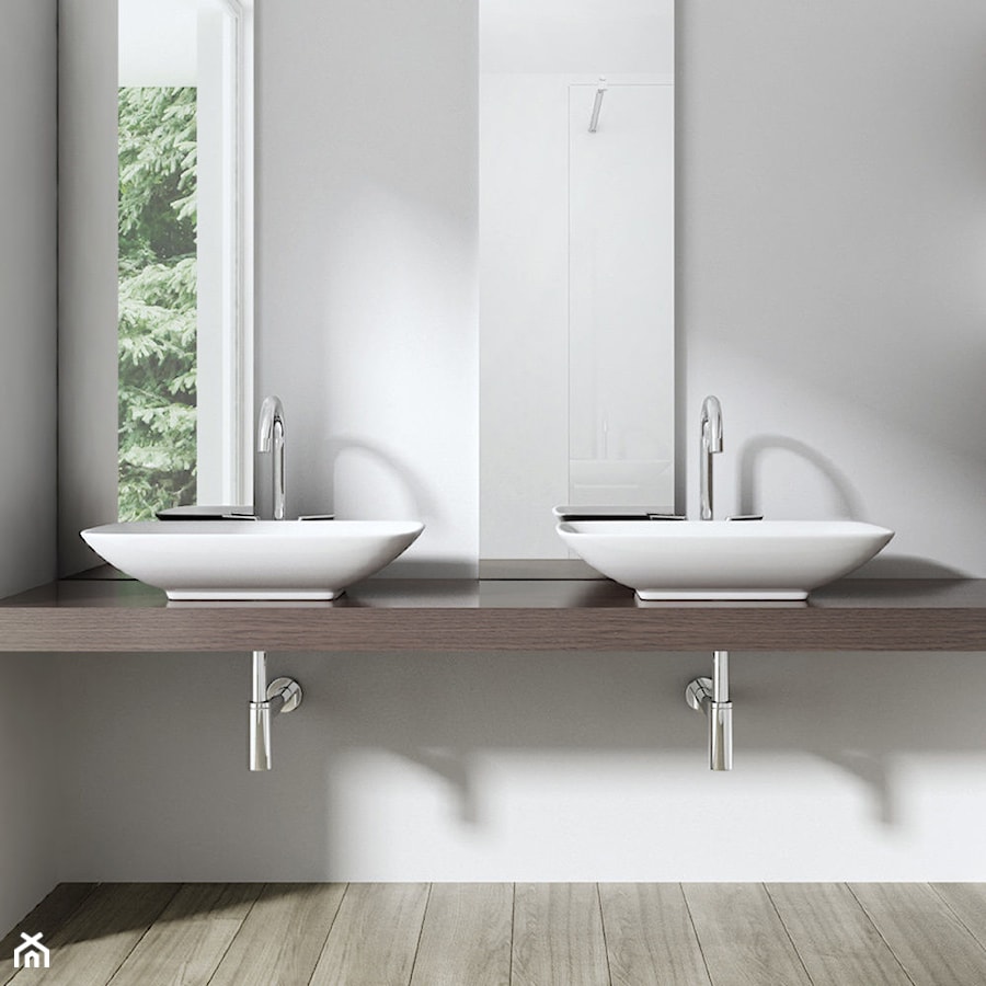 Mała z lustrem z dwoma umywalkami łazienka z oknem, styl minimalistyczny - zdjęcie od domarket