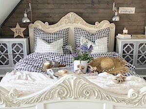 YourHomeStory - Mała biała sypialnia na poddaszu, styl prowansalski - zdjęcie od YourHomeStory