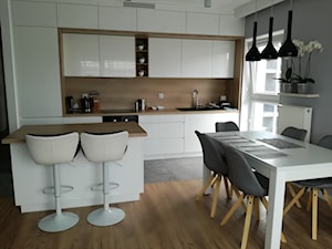 Salon z kuchnią - Średnia otwarta szara z zabudowaną lodówką z nablatowym zlewozmywakiem kuchnia jednorzędowa z oknem, styl nowoczesny - zdjęcie od KalinaPoznan