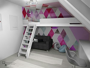 Projekt wnętrza domu jednorodzinnego z poddaszem użytkowym - Duży biały fioletowy różowy pokój dziecka dla nastolatka dla dziewczynki, styl minimalistyczny - zdjęcie od Darien Design