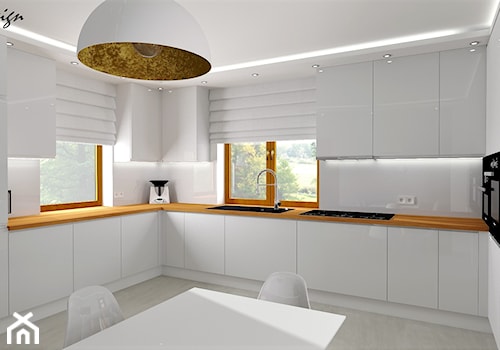 Kuchnia w bieli - Ozimek - Duża zamknięta biała z zabudowaną lodówką z podblatowym zlewozmywakiem kuchnia w kształcie litery u z oknem, styl nowoczesny - zdjęcie od MG Design