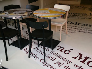 Posadzka dekoracyjna żywiczna na folii napisy - Wnętrza publiczne - zdjęcie od BFLOORS      Posadzki żywiczne i betonowe