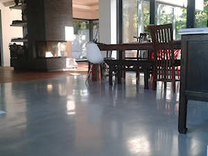 Posadzka dekoracyjna betonowa na gładko - Średni biały czarny salon z kuchnią z jadalnią, styl nowoczesny - zdjęcie od BFLOORS      Posadzki żywiczne i betonowe