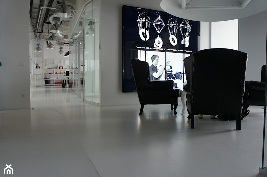 Posadzka dekoracyjna żywiczna biała matowa - Duże białe czarne biuro, styl nowoczesny - zdjęcie od BFLOORS      Posadzki żywiczne i betonowe