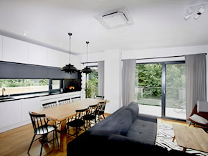 Dom Marka - Mały biały salon z kuchnią z jadalnią, styl skandynawski - zdjęcie od Pawlowska studio