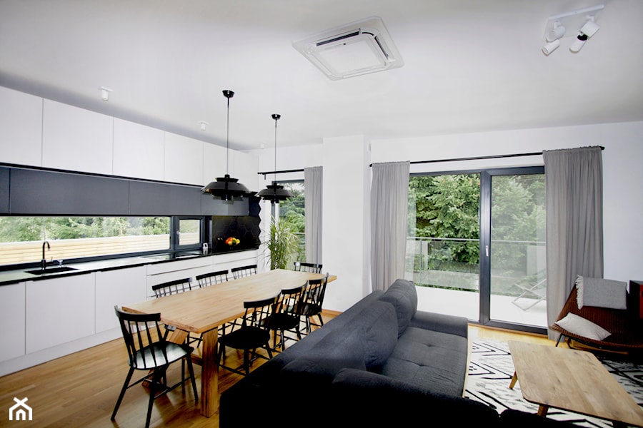 Dom Marka - Mały biały salon z kuchnią z jadalnią, styl skandynawski - zdjęcie od Pawlowska studio