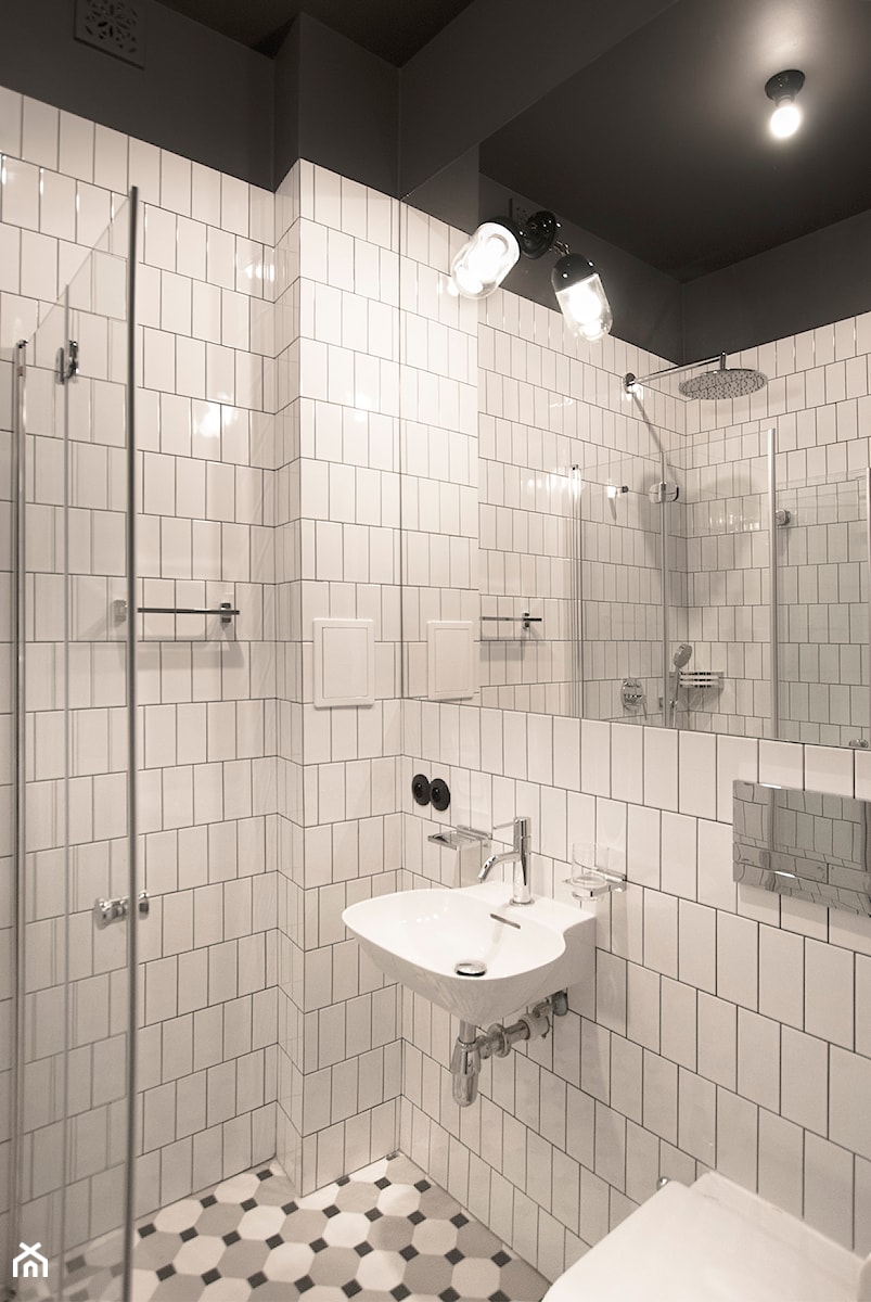 Kawalerka w zabytkowej kamienicy - Mała z lustrem łazienka, styl vintage - zdjęcie od DEMBOWSKA / JAGIEŁŁO studio architektury