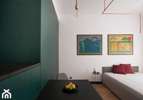 Kawalerka w zabytkowej kamienicy - Średnia biała zielona sypialnia na poddaszu, styl nowoczesny - zdjęcie od DEMBOWSKA / JAGIEŁŁO studio architektury