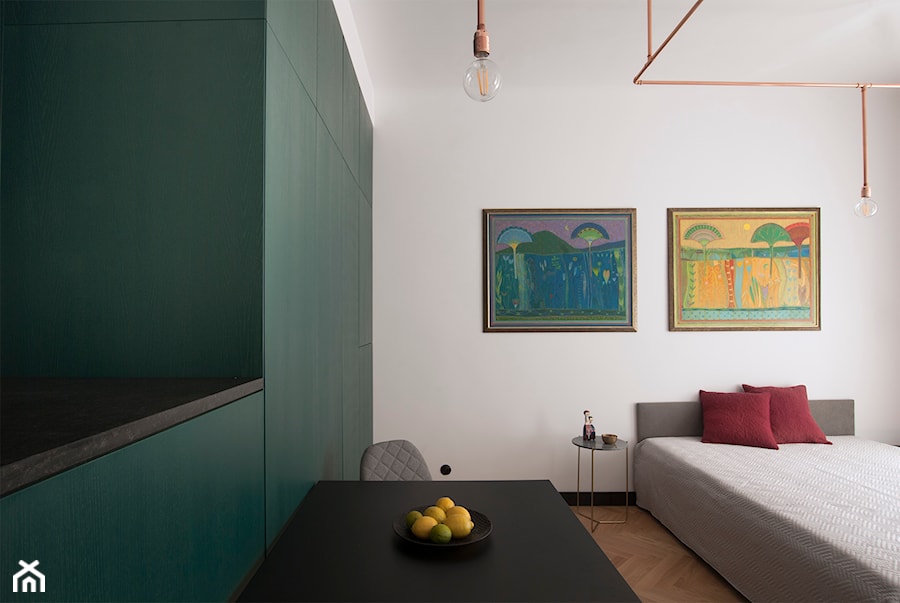 Kawalerka w zabytkowej kamienicy - Średnia biała zielona sypialnia na poddaszu, styl nowoczesny - zdjęcie od DEMBOWSKA / JAGIEŁŁO studio architektury