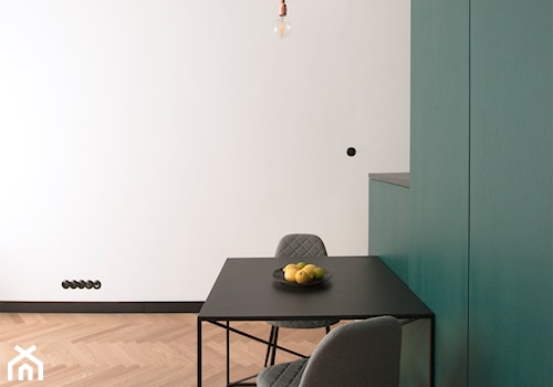 Kawalerka w zabytkowej kamienicy - Mała biała zielona jadalnia jako osobne pomieszczenie, styl nowoczesny - zdjęcie od DEMBOWSKA / JAGIEŁŁO studio architektury