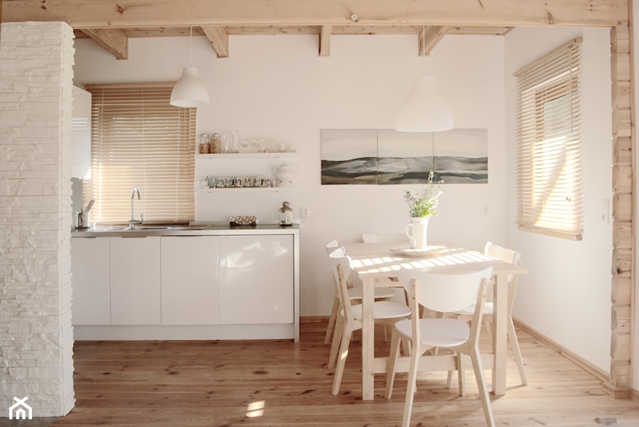 Dom letniskowy na Mazurach - Średnia biała jadalnia w kuchni, styl rustykalny - zdjęcie od DEMBOWSKA / JAGIEŁŁO studio architektury