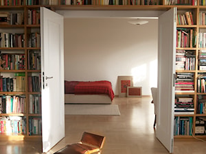 Apartament na Zawadach - Mały szary salon z bibiloteczką, styl nowoczesny - zdjęcie od DEMBOWSKA / JAGIEŁŁO studio architektury