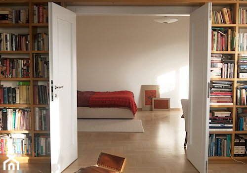 Apartament na Zawadach - Mały szary salon z bibiloteczką, styl nowoczesny - zdjęcie od DEMBOWSKA / JAGIEŁŁO studio architektury