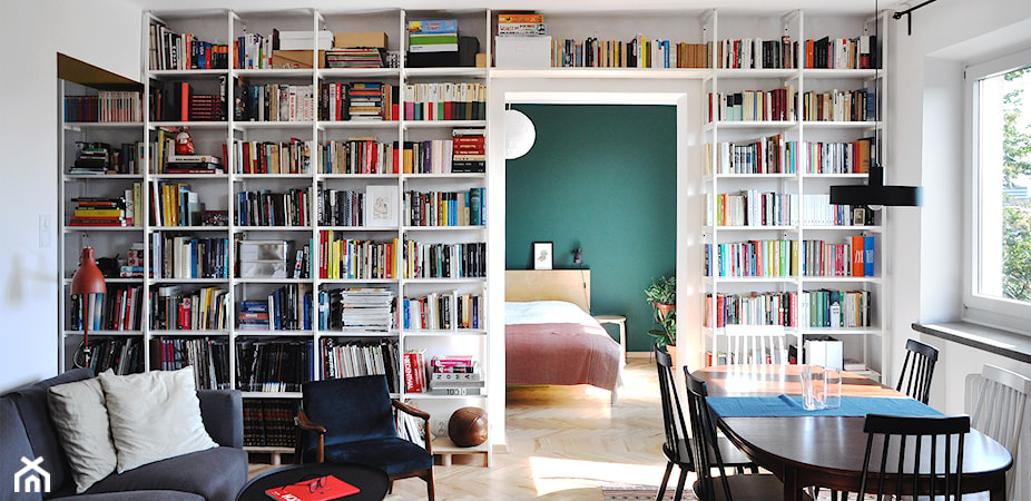 Książki w pokoju dziennym: 7 pomysłów na domową biblioteczkę