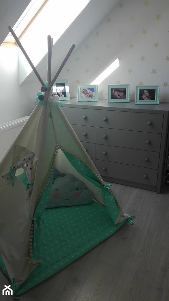 Mały biały szary pokój dziecka dla dziecka dla chłopca dla dziewczynki, styl nowoczesny - zdjęcie od Joanna Ołów 2