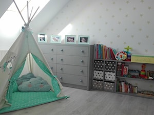 Mały biały szary pokój dziecka dla dziecka dla chłopca dla dziewczynki, styl nowoczesny - zdjęcie od Joanna Ołów 2