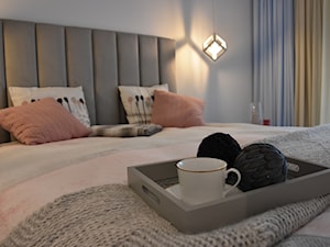 MIESZKANIE DLA MŁODYCH - Mała szara sypialnia, styl minimalistyczny - zdjęcie od NOKODESIGN