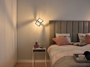 MIESZKANIE DLA MŁODYCH - Mała szara sypialnia, styl minimalistyczny - zdjęcie od NOKODESIGN