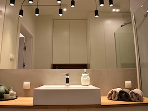 MIESZKANIE DLA MŁODYCH - Mała bez okna z lustrem z punktowym oświetleniem łazienka, styl minimalistyczny - zdjęcie od NOKODESIGN