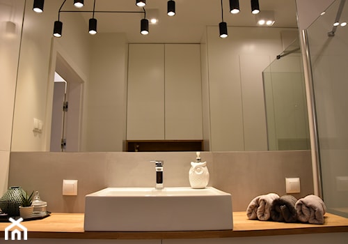 MIESZKANIE DLA MŁODYCH - Mała bez okna z lustrem z punktowym oświetleniem łazienka, styl minimalistyczny - zdjęcie od NOKODESIGN