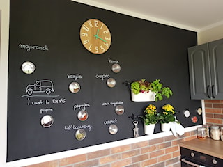 Kuchnia klasyczna szara połączona z klinkierem i ścianą tablicowo-magnetyczną