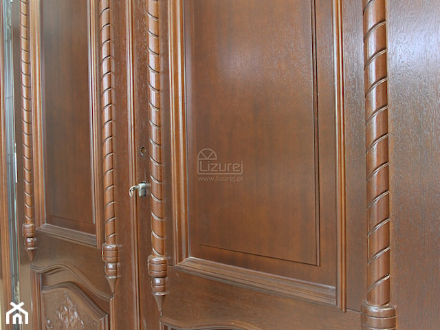 Drzwi drewniane rzeźbione